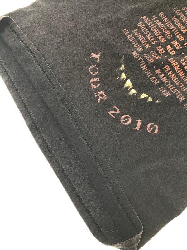 【中古品】【メンズ】 DISTURBED ディスターブド ASYLUM TOUR 2010 TEE アサイラム ツアー 2010 Tシャツ 半袖Tシャツ トップス 146-260510-rt-16-tag サイズ：不明 下記参照 カラー：ブラック 万代Net店