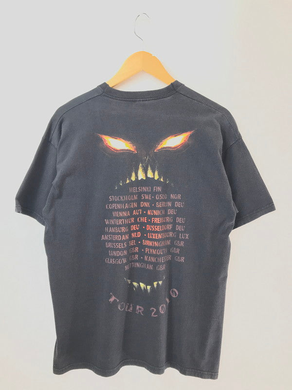 【中古品】【メンズ】 DISTURBED ディスターブド ASYLUM TOUR 2010 TEE アサイラム ツアー 2010 Tシャツ 半袖Tシャツ トップス 146-260510-rt-16-tag サイズ：不明 下記参照 カラー：ブラック 万代Net店