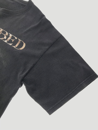 【中古品】【メンズ】 DISTURBED ディスターブド ASYLUM TOUR 2010 TEE アサイラム ツアー 2010 Tシャツ 半袖Tシャツ トップス 146-260510-rt-16-tag サイズ：不明 下記参照 カラー：ブラック 万代Net店