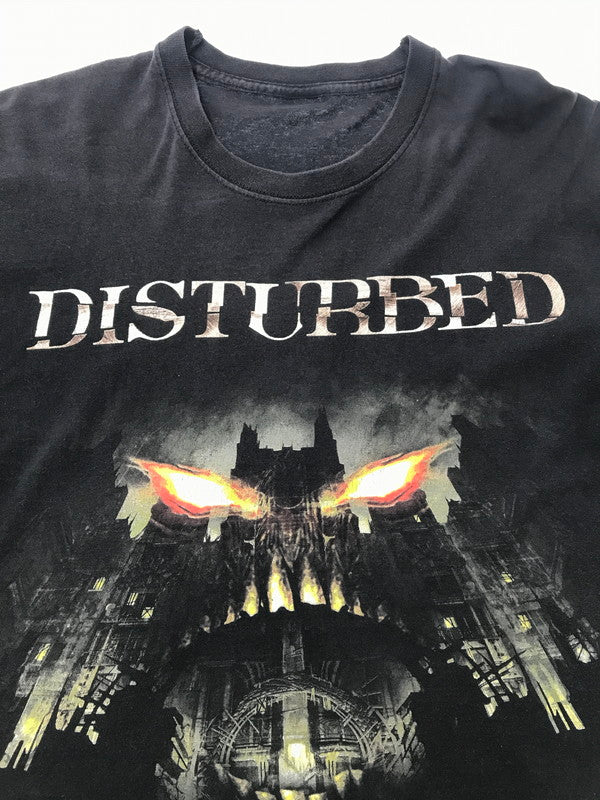 【中古品】【メンズ】 DISTURBED ディスターブド ASYLUM TOUR 2010 TEE アサイラム ツアー 2010 Tシャツ 半袖Tシャツ トップス 146-260510-rt-16-tag サイズ：不明 下記参照 カラー：ブラック 万代Net店