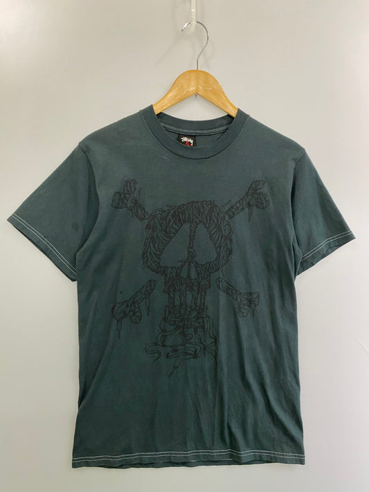 【現状渡し品】【メンズ】 STUSSY ステューシー S/S SKULL CROSS BONE PRINT TEE スカルプリント ショートスリーブTシャツ 半袖Tシャツ トップス 142-251125-yn-22-min サイズ：S カラー：ダークブルーグレー 万代Net店