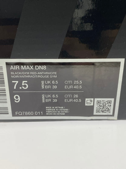 【中古美品】【メンズ】 NIKE ナイキ FQ7860-011 AIR MAX DN8 靴 シューズ スニーカー SNEAKERS 160-250820-ks-02-min サイズ：25.5cm カラー：BLACK/GYM RED‐ANTHRACITE 万代Net店
