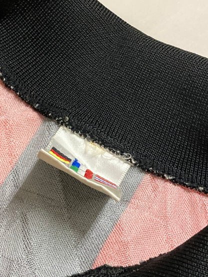 【現状渡し品】【メンズ】 ACMIRANN ACミラン 1995 HOME UNIFORM ホーム ユニホーム トップス Ｔシャツ メンズ サッカー スポーツ 146-250822-em-02-min カラー：レッド/ブラック（ストライプ） 万代Net店