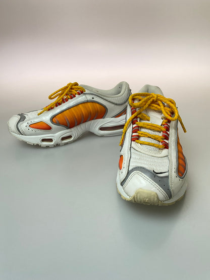 【中古品】【メンズ】 NIKE ナイキ WOMEN’S AIR MAX TAILWIND 4 WHITE UNIVERSITY GOLD RED CK4122-100 ィメンズ エア マックス テイルウィンド 4 スニーカー 160-250822-em-37-min サイズ：25.cm カラー：ホワイト/ユニバーシティーゴールド 万代Net店