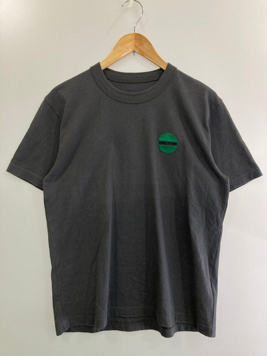 【中古品】【メンズ】 Sacai サカイ KNOW FUTURE S/S TEE ショートスリーブ Tシャツ 半袖Tシャツ トップス 140-250823-yn-29-min サイズ：2 カラー：ダークグレー 万代Net店