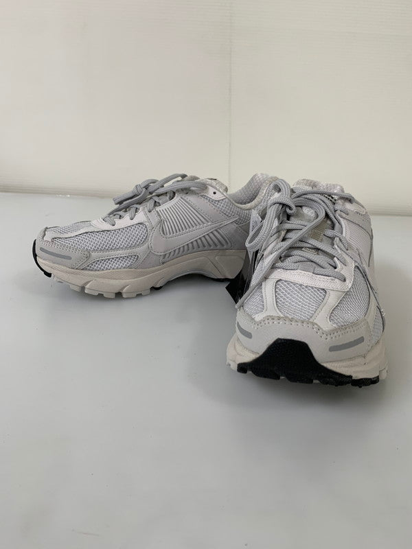 【中古品】【メンズ】 NIKE ナイキ FQ7079-100 WOMEN'S ZOOM VOMERO5 1WHITE BLACK SAIL BUST GRAY 靴 シューズ スニーカー 160-250831-AS-32-min サイズ：27.0cm カラー：グレー 万代Net店