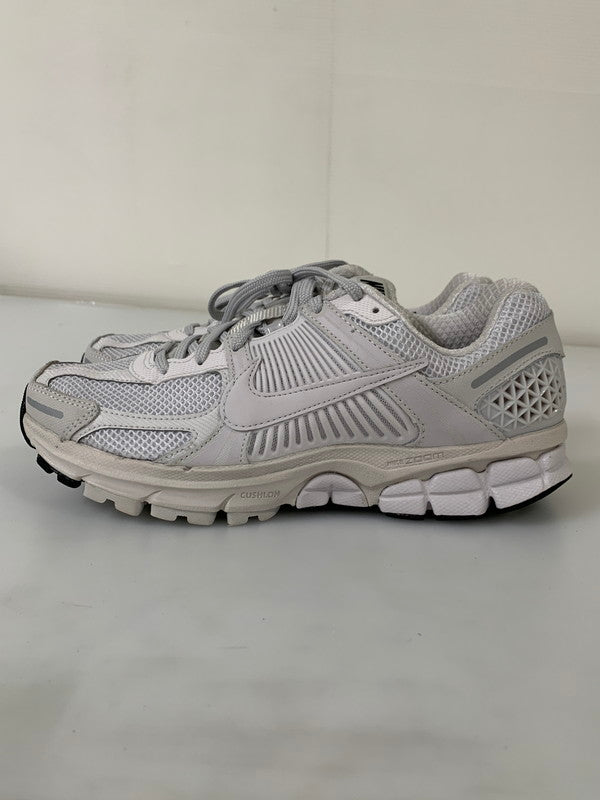 【中古品】【メンズ】 NIKE ナイキ FQ7079-100 WOMEN'S ZOOM VOMERO5 1WHITE BLACK SAIL BUST GRAY 靴 シューズ スニーカー 160-250831-AS-32-min サイズ：27.0cm カラー：グレー 万代Net店