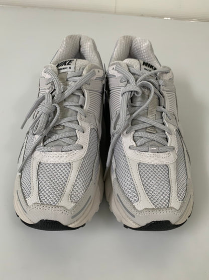 【中古品】【メンズ】 NIKE ナイキ FQ7079-100 WOMEN'S ZOOM VOMERO5 1WHITE BLACK SAIL BUST GRAY 靴 シューズ スニーカー 160-250831-AS-32-min サイズ：27.0cm カラー：グレー 万代Net店