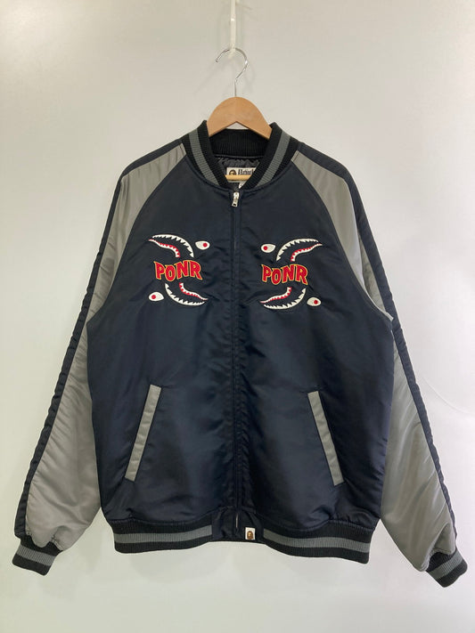 【中古品】【メンズ】 A BATHING APE アベイシングエイプ SHARK SOUVENIR JACKET 001LJG801025X シャーク スーベニア ジャケット メンズ アウター スカジャン 142-250901-em-11-min サイズ：XL カラー：ブラック／グレー 万代Net店