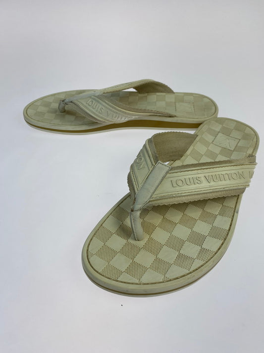 【現状渡し品】【メンズ】 LOUIS VUITTON ルイ・ヴィトン ダミエ トング ラバー ビーチサンダル FD0094 メンズ サンダル 183-250914-em-61-min サイズ：7 カラー：ホワイト系 万代Net店