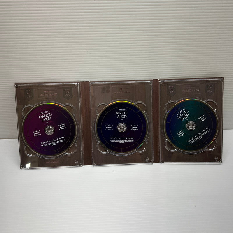 【中古品】 BTS JAPAN OFFICIAL FANMEETING VOL.5 MAGIC SHOP Blu-ray ジャパン オフィシャル ファン ミーティング ブルーレイ ３枚組 010-250925-em-11-min 万代Net店