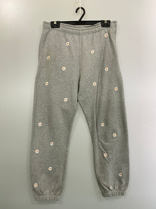 【現状渡し品】【メンズ】 NICK GEAR ニックギア × FIRSTHAND ファーストハンド SWEAT PANT 223-73206 スウェット パンツ 花刺繍 メンズ ボトムス 152-251214-em-08-min サイズ：XL カラー：グレー 万代Net店