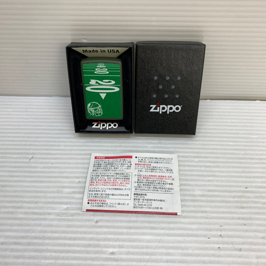 【中古美品】【メンズ/レディース】 ZIPPO ジッポ ZIPPO ジッポ FOOTBALL DESIGN フットボールデザイン USA製 オイルライター アクセサリー 喫煙具 2015年製造 インサイドユニット2015年製 206-250914-kk-02-min カラー：グリーン 万代Net店