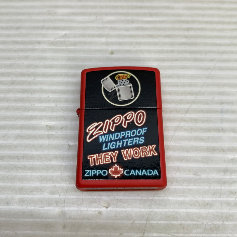 【中古美品】【メンズ/レディース】 ZIPPO ジッポ ZIPPO ジッポ ZIPPO CANADA THEY WORK ジッポ カナダ ゼイ ワーク USA製 オイルライター アクセサリー 喫煙具 2014年製造 インサイドユニット2015年製 206-250914-kk-07-min カラー：ブラック/レッド 万代Net店