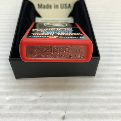 【中古美品】【メンズ/レディース】 ZIPPO ジッポ ZIPPO ジッポ ZIPPO CANADA THEY WORK ジッポ カナダ ゼイ ワーク USA製 オイルライター アクセサリー 喫煙具 2014年製造 インサイドユニット2015年製 206-250914-kk-07-min カラー：ブラック/レッド 万代Net店