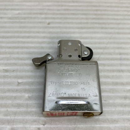 【中古美品】【メンズ/レディース】 ZIPPO ジッポ ZIPPO ジッポ ZIPPO CANADA THEY WORK ジッポ カナダ ゼイ ワーク USA製 オイルライター アクセサリー 喫煙具 2014年製造 インサイドユニット2015年製 206-250914-kk-07-min カラー：ブラック/レッド 万代Net店