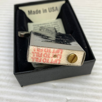 【中古美品】【メンズ/レディース】 ZIPPO ジッポ ZIPPO ジッポ ZIPPO CANADA THEY WORK ジッポ カナダ ゼイ ワーク USA製 オイルライター アクセサリー 喫煙具 2014年製造 インサイドユニット2015年製 206-250914-kk-07-min カラー：ブラック/レッド 万代Net店