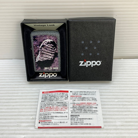 【中古美品】【メンズ/レディース】 ZIPPO ジッポ ZIPPO ジッポ MOON FOOT PRINT ムーン フットプリント USA製 オイルライター アクセサリー 喫煙具 2012年製造 インサイドユニット2012年製 206-250914-kk-15-min カラー：グレー 万代Net店