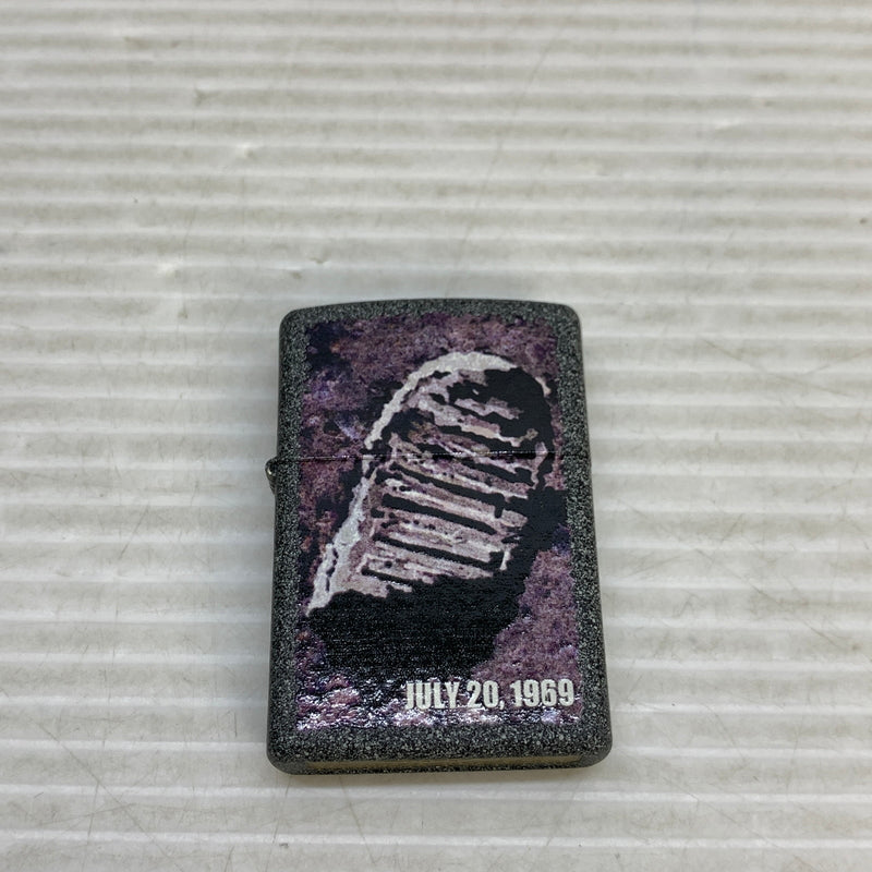 【中古美品】【メンズ/レディース】 ZIPPO ジッポ ZIPPO ジッポ MOON FOOT PRINT ムーン フットプリント USA製 オイルライター アクセサリー 喫煙具 2012年製造 インサイドユニット2012年製 206-250914-kk-15-min カラー：グレー 万代Net店