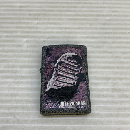 【中古美品】【メンズ/レディース】 ZIPPO ジッポ ZIPPO ジッポ MOON FOOT PRINT ムーン フットプリント USA製 オイルライター アクセサリー 喫煙具 2012年製造 インサイドユニット2012年製 206-250914-kk-15-min カラー：グレー 万代Net店