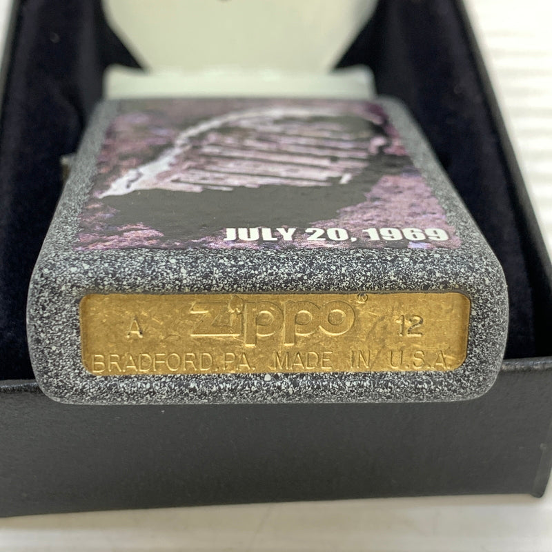 【中古美品】【メンズ/レディース】 ZIPPO ジッポ ZIPPO ジッポ MOON FOOT PRINT ムーン フットプリント USA製 オイルライター アクセサリー 喫煙具 2012年製造 インサイドユニット2012年製 206-250914-kk-15-min カラー：グレー 万代Net店