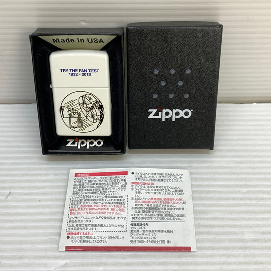 【中古美品】【メンズ/レディース】 ZIPPO ジッポ ZIPPO ジッポ TRY THE FAN TEST 1932-2012 トライ ザ ファン テスト USA製 オイルライター アクセサリー 喫煙具 2014年製造 インサイドユニット2014年製 206-250914-kk-14-min カラー：ホワイト 万代Net店