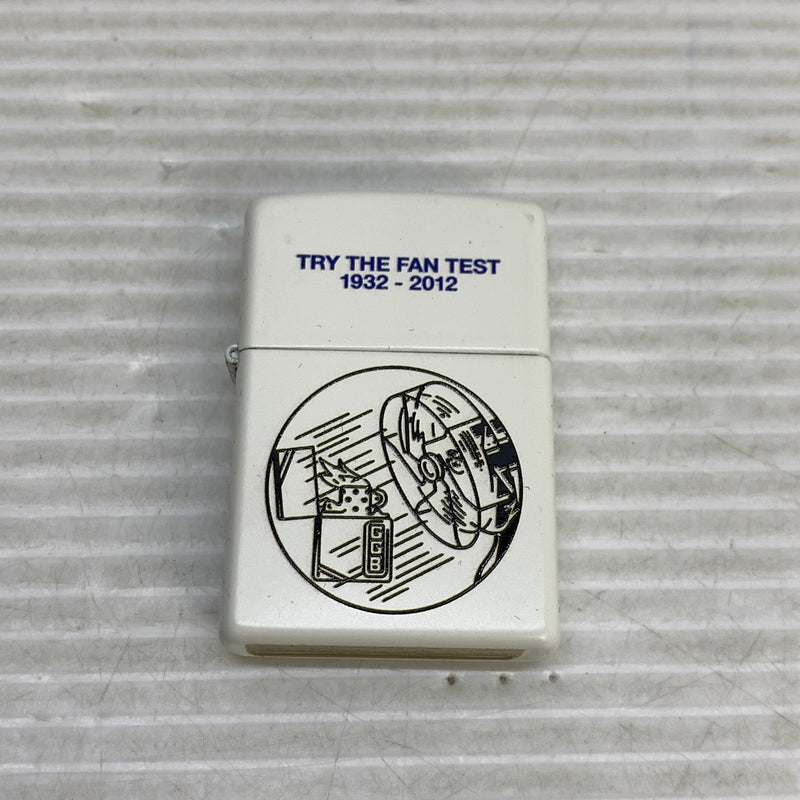 【中古美品】【メンズ/レディース】 ZIPPO ジッポ ZIPPO ジッポ TRY THE FAN TEST 1932-2012 トライ ザ ファン テスト USA製 オイルライター アクセサリー 喫煙具 2014年製造 インサイドユニット2014年製 206-250914-kk-14-min カラー：ホワイト 万代Net店