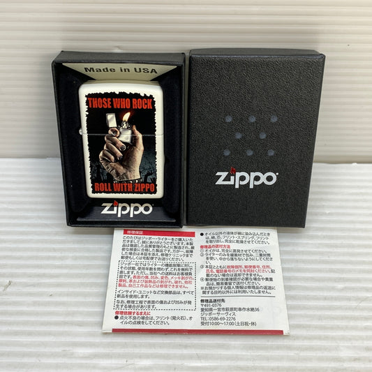 【中古美品】【メンズ/レディース】 ZIPPO ジッポ ZIPPO ジッポ THOSE WHO ROCK ROLL WITH ZIPPO ロックンロール USA製 オイルライター アクセサリー 喫煙具 2015年製造 インサイドユニット2015年製 206-250914-kk-19-min カラー：ホワイト 万代Net店