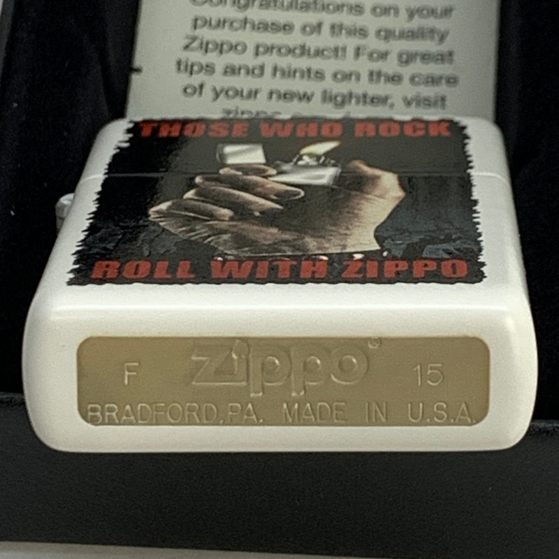 【中古美品】【メンズ/レディース】 ZIPPO ジッポ ZIPPO ジッポ THOSE WHO ROCK ROLL WITH ZIPPO ロックンロール USA製 オイルライター アクセサリー 喫煙具 2015年製造 インサイドユニット2015年製 206-250914-kk-19-min カラー：ホワイト 万代Net店