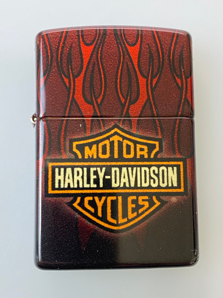 【LIFTる。景品】【中古美品】【メンズ】 ZIPPO ジッポ 48994 HARLEY-DAVIDSON ハーレーダビッドソン 喫煙グッズ オイルライター 206-250921-AS-20-min カラー：レッド/ブラック 万代Net店