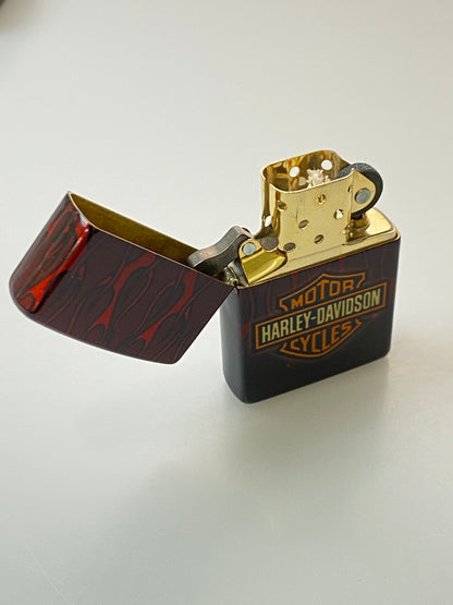 【LIFTる。景品】【中古美品】【メンズ】 ZIPPO ジッポ 48994 HARLEY-DAVIDSON ハーレーダビッドソン 喫煙グッズ オイルライター 206-250921-AS-20-min カラー：レッド/ブラック 万代Net店