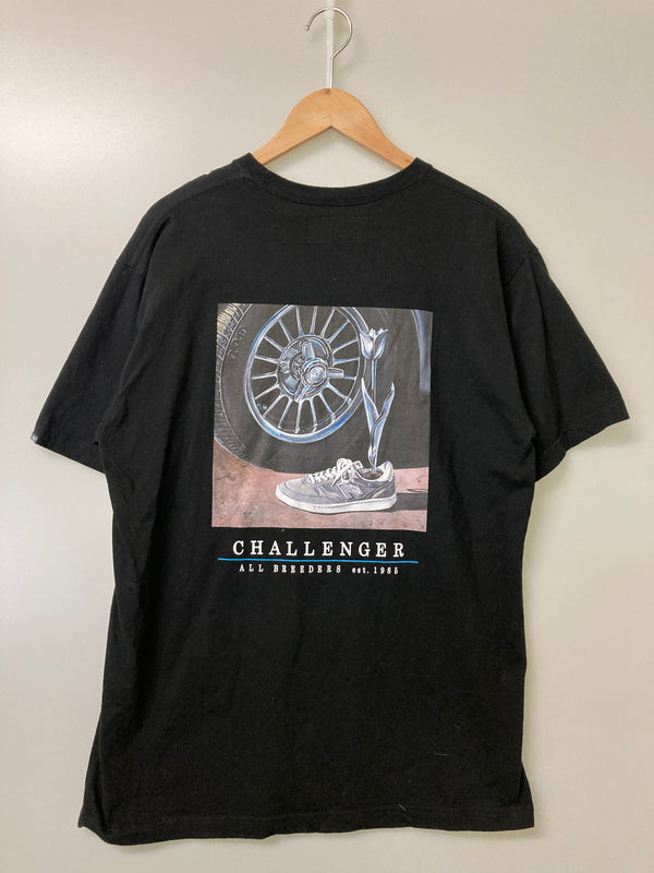 【中古品】【メンズ】 CHALLENGER チャレンジャー × NEW BALANCE ニューバランス PRINT S S TEE ショートスリーブ 142-251111-AS-38-min サイズ：XL カラー：ブラック 万代Net店
