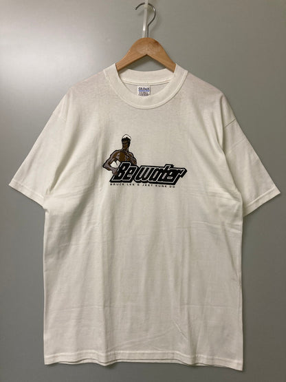 【中古品】【メンズ】 BRUCE LEE ブルース・リー 格闘家 概要 90-00S BE WATER TEE Tシャツ トップス 146-251005-ks-21-min サイズ：L カラー：ホワイト 万代Net店