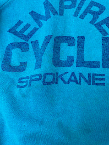 【現状渡し品】【メンズ】 HANES ヘインズ 60's EMPIRE CYCLE SPOKANE PRINT SWEAT VINTAGE エンパイア サイクル スポーカン プリントスウェット トップス トレーナー ヴィンテージ 146-251008-kk-45-min サイズ：L カラー：ターコイズブルー 万代Net店