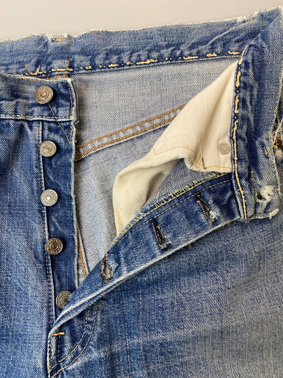 【現状渡し品】【メンズ】 Levi's リーバイス 60's 501 DENIM PANTS VINTAGE 60年代 501 デニムパンツ ボトムス ジーンズ BIG E ボタン裏 刻印2 イエローステッチ Vステッチ ヴィンテージ 157-251008-kk-44-min サイズ：表記無し 下記参照 カラー：ライトインディゴ 万代Net店