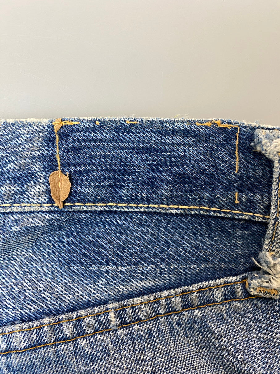 【現状渡し品】【メンズ】 Levi's リーバイス 60's 501 DENIM PANTS VINTAGE 60年代 501 デニムパンツ ボトムス ジーンズ BIG E ボタン裏 刻印2 イエローステッチ Vステッチ ヴィンテージ 157-251008-kk-44-min サイズ：表記無し 下記参照 カラー：ライトインディゴ 万代Net店