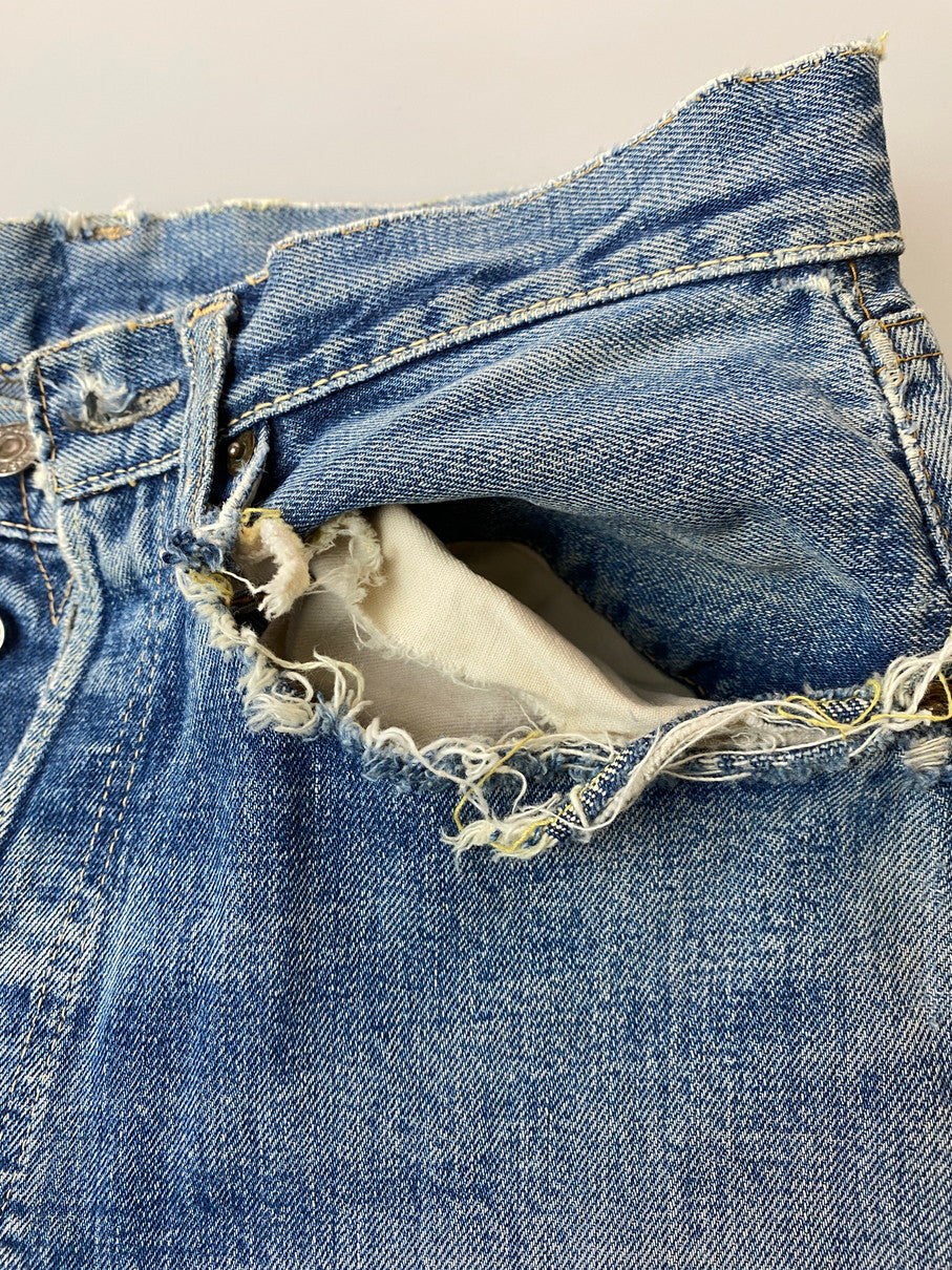 【現状渡し品】【メンズ】 Levi's リーバイス 60's 501 DENIM PANTS VINTAGE 60年代 501 デニムパンツ ボトムス ジーンズ BIG E ボタン裏 刻印2 イエローステッチ Vステッチ ヴィンテージ 157-251008-kk-44-min サイズ：表記無し 下記参照 カラー：ライトインディゴ 万代Net店