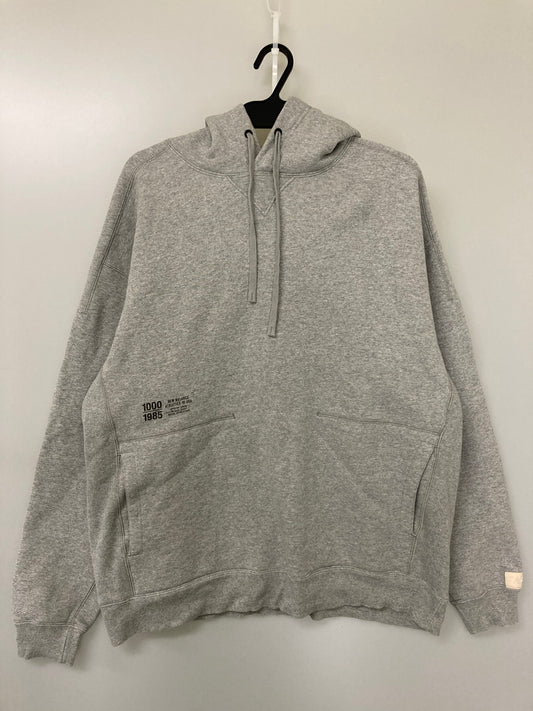 【中古品】【メンズ】 NEW BALANCE ニューバランス 1000 SWEAT HOODIE AMT25021 1000 スウェットプルオーバーフーディー トップス パーカー 148-251021-kk-07-min サイズ：XL カラー：グレー 万代Net店