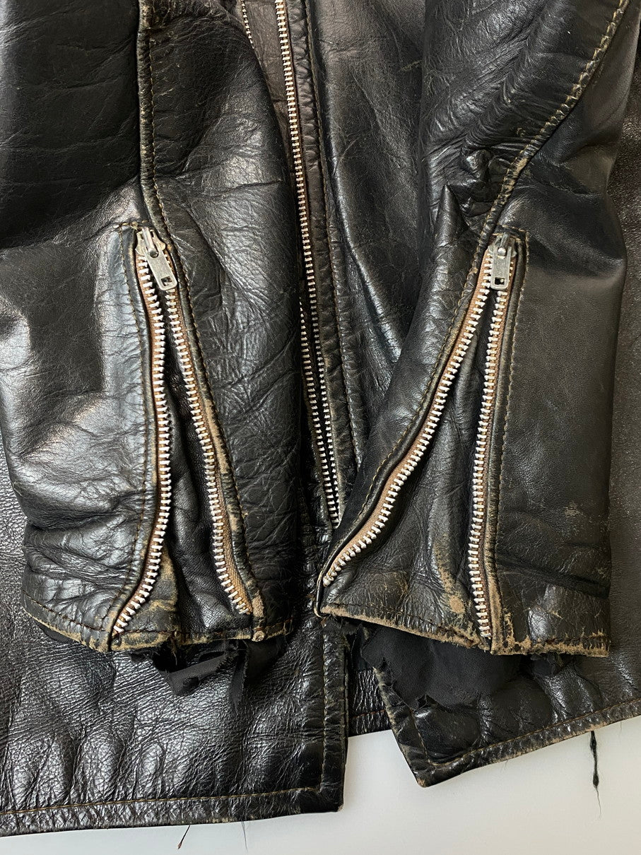 【ジャンク品】【メンズ】 BROOKS LEATHER SPORTSWEAR ブルックスレザー スポーツウェア 60’s LEATHER SINGLE RIDERES JACKET VINTAGE 60年代 レザー シングルライダースジャケット アウター ヴィンテージ 146-251008-kk-48-min サイズ：表記無し 下記参照 カラー：ブラック 万代Net店