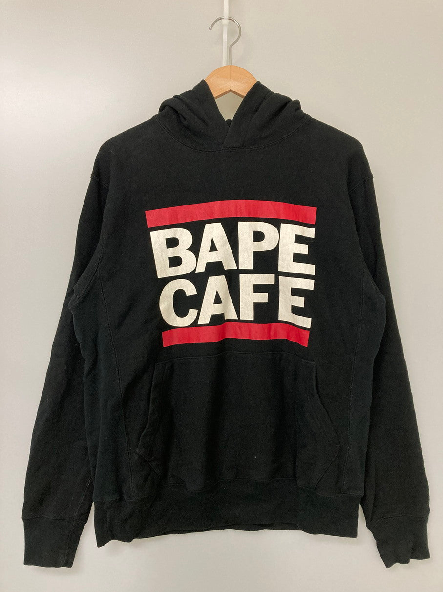 【中古品】【メンズ】 A BATHING APE アベイシングエイプ 90's BAPE CAFÉ PULLOVER HOODIE 90年代 ベイプカフェ プルオーバーフーディー トップス パーカー 142-251021-kk-22-min サイズ：M カラー：ブラック 万代Net店