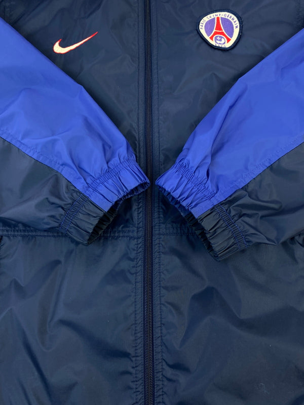 【中古品】【メンズ】 NIKE パリサンジェルマン ナイロンジャケット F7-LNT 90S PSG メンズ ライトアウター サッカーウエア 146-260731-em-30-min サイズ：M カラー：ブルー/ネイビー 万代Net店