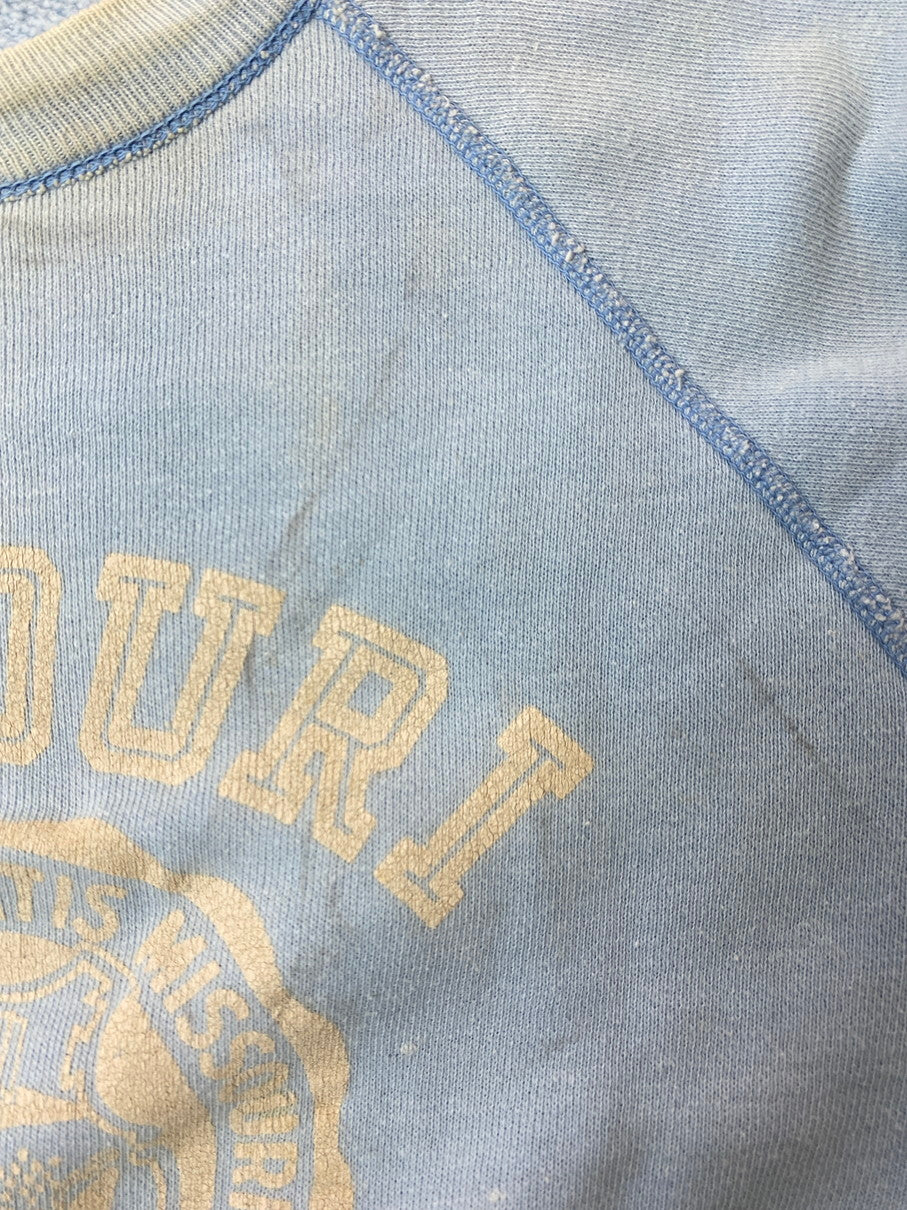 【現状渡し品】【メンズ】 Champion チャンピオン 60's MISSOURI UNIVERSITY SWEATSHIRT 60年代 ラグランスリーブスウェットシャツ トレーナー 大文字ランタグ前期 3段フロッキー トップス 146-251022-yn-06-min サイズ：M カラー：ライトブルー 万代Net店