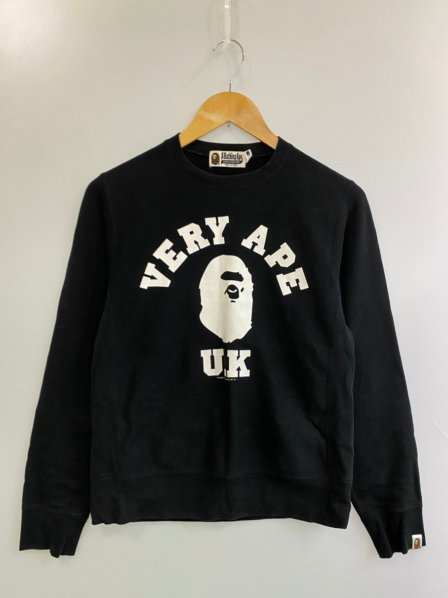 【中古品】【メンズ】 A BATHING APE アベイシングエイプ VERY APE COLLEGE CREWNECK 001SW9721011 ベリー エイプ カレッジ クルーネック スウェット 長袖 メンズ トップス 142-251019-em-54-min サイズ：S カラー：ブラック 万代Net店
