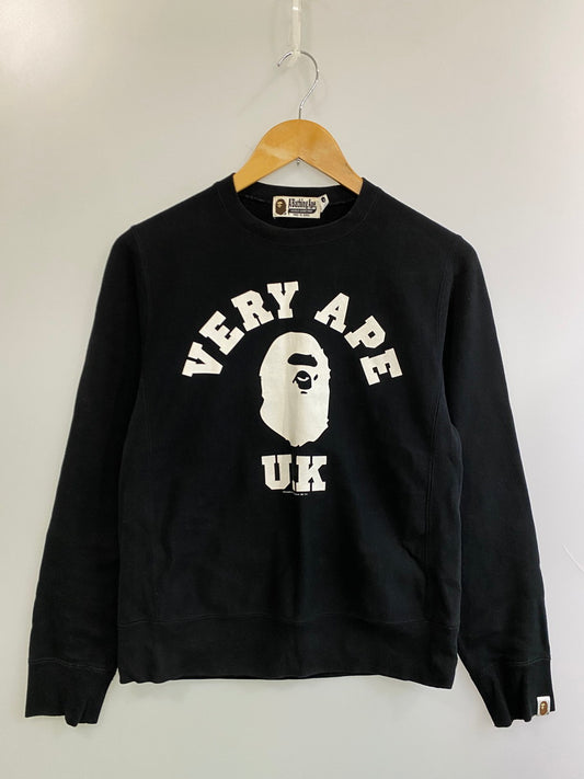 【中古品】【メンズ】 A BATHING APE アベイシングエイプ VERY APE COLLEGE CREWNECK 001SW9721011 ベリー エイプ カレッジ クルーネック スウェット 長袖 メンズ トップス 142-251019-em-54-min サイズ：S カラー：ブラック 万代Net店