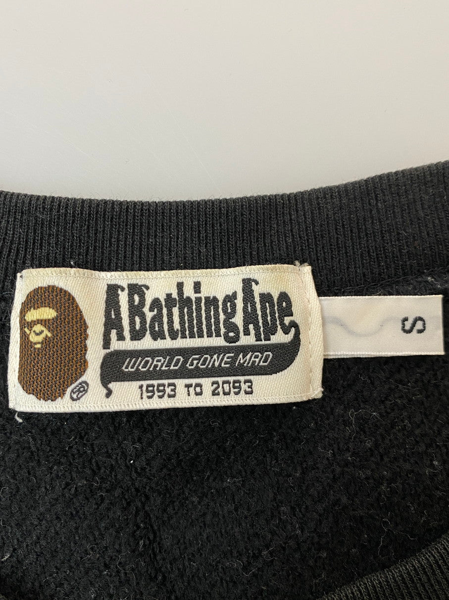 【中古品】【メンズ】 A BATHING APE アベイシングエイプ VERY APE COLLEGE CREWNECK 001SW9721011 ベリー エイプ カレッジ クルーネック スウェット 長袖 メンズ トップス 142-251019-em-54-min サイズ：S カラー：ブラック 万代Net店