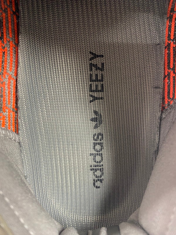 【中古品】【メンズ】 adidas アディダス YEEZY BOOST 350 V2 GW1229 BELGA REFLECTIVE イージーブースト 350 V2 ベルーガ リフレクティブ スニーカー 靴 161-251021-kk-56-min カラー：BELURF/STEGRY/SOLRED 万代Net店