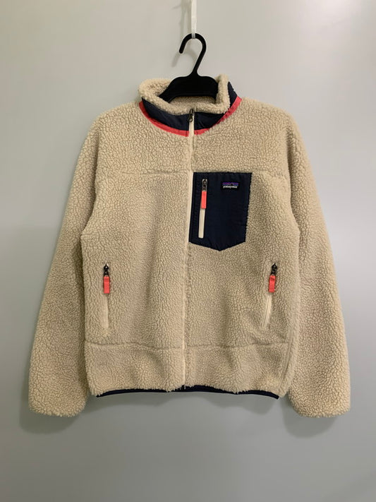 【中古品】【キッズ】 patagonia パタゴニア GIRLS RETRO-X JACKET 65621FA17 ガールズ レトロX ジャケット キッズ フリースジャケット 冬 173-251106-em-44-min サイズ：キッズXXL カラー：アイボリー 万代Net店