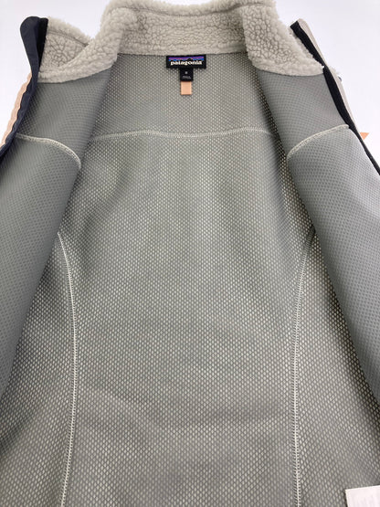 【中古品】【レディース】 patagonia パタゴニア WOMEN'S CLASSIC RETRO X VEST 23083 17年製 ウィメンズ クラシック レトロX ベスト トップス 168-251107-yn-15-min サイズ：M カラー：ライトグレー 万代Net店