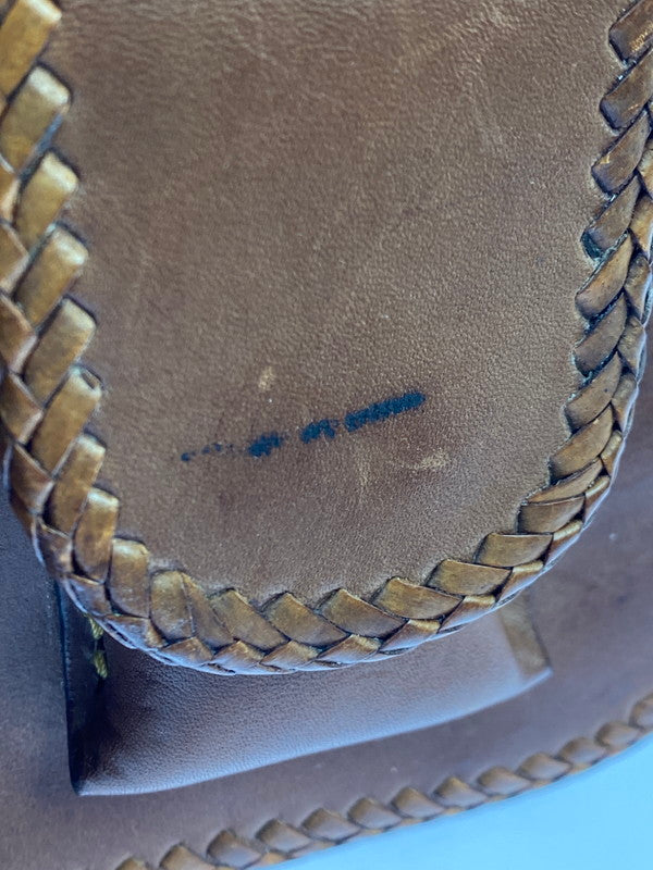 【現状渡し品】【メンズ/レディース】 SAAD サード ARABESQUE BUTTON LEATHER SHOULDER BAG レザーショルダーバッグ 188-251026-ks-30-min カラー：ブラウン 万代Net店