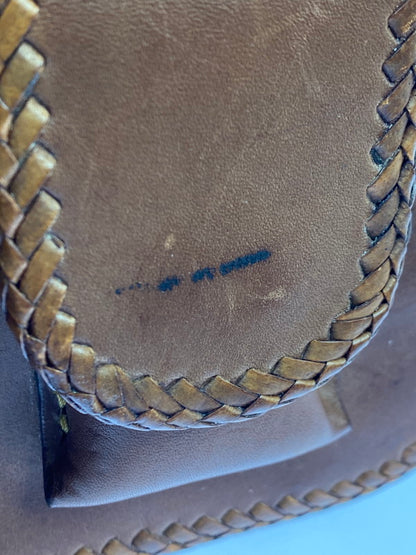 【現状渡し品】【メンズ/レディース】 SAAD サード ARABESQUE BUTTON LEATHER SHOULDER BAG レザーショルダーバッグ 188-251026-ks-30-min カラー：ブラウン 万代Net店